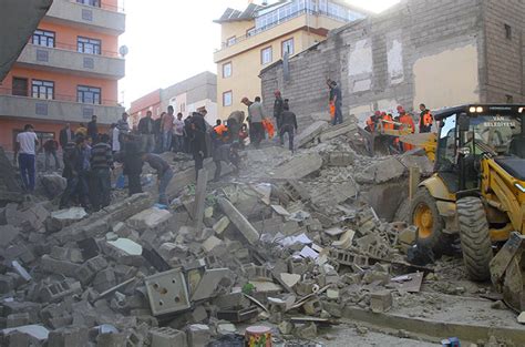 12 Gambar Gambar Gempa Bumi 7 2 Magnitud Di Turki Ibnushukran