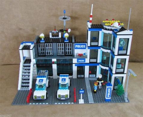 Lego Police Station 7498 Building Instructions