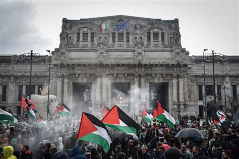 Milano Migliaia Al Corteo Pro Palestina Al Grido Di Stop Al Genocidio