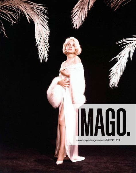 HARLOW Carroll Baker As Jean Harlow 1965 Courtesy Everett Collection