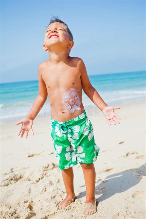 Muchacho Joven Que Se Divierte En La Playa Imagen De Archivo Imagen