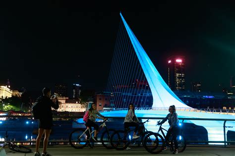 Monumentos y fachadas de edificios porteños se iluminaron por el Día