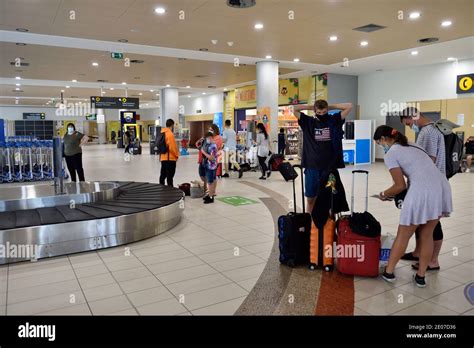 Airport arrivals hall with baggage carousel and start of holiday Stock ...