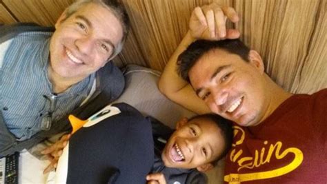 Casal gay conta história de adoção do filho rejeitado por três casais heterossexuais Acharam