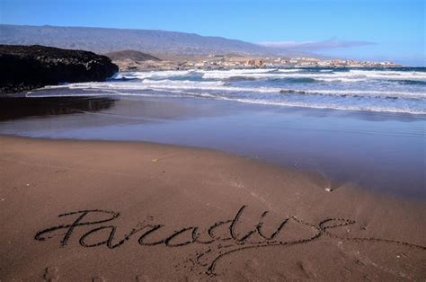 Palabra Escrita En La Arena De Una Playa Tropical Foto Premium