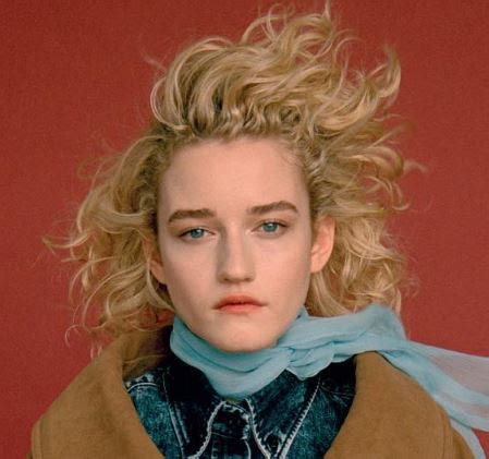 Julia Garner Wiki Net Worth Dating Boyfriend Bio Height Age