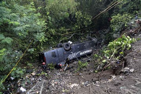 FOTO Bus Pariwisata Rombongan Guru SD Masuk Jurang Di Tasik 4 Orang Tewas