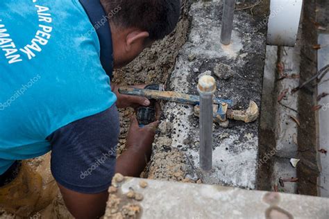 Perak Malasia Diciembre Trabajador De Agua Reparando La Tuber