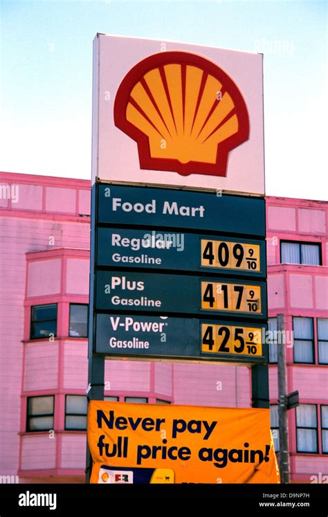 Shell gas station sign hi-res stock photography and images - Alamy