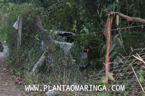 Mulher Perde O Controle E Carro Vai Parar Dentro Do Bosque 2 Em