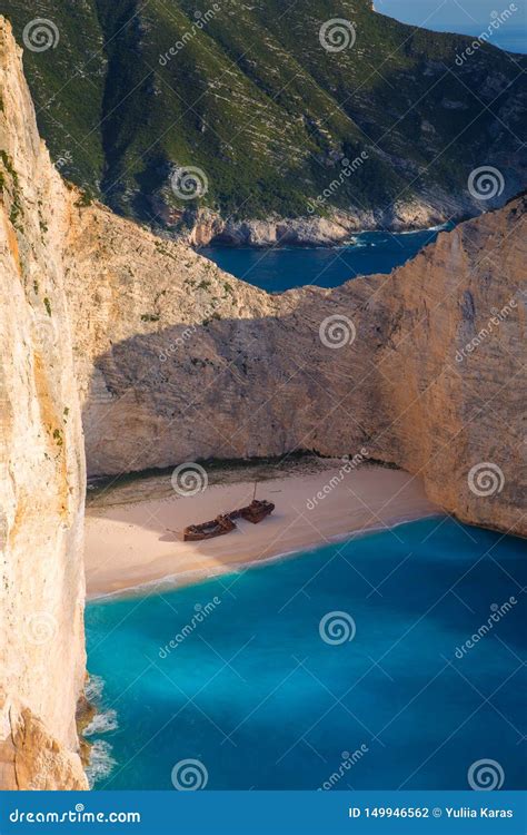 A Ba A E O Navio De Navagio Destroem A Praia No Ver O O Marco Natural O