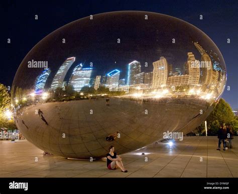 The bean woman chicago night hi-res stock photography and images - Alamy