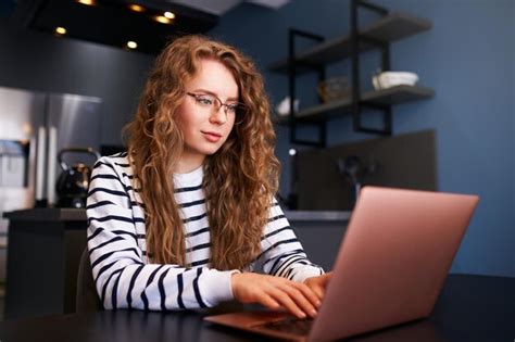 Mulher Jovem Freelancer Trabalhando Laptop Em Casa Sentada Na Sala