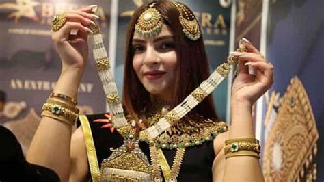 Gold Price Decline Rs850 Per Tola Business Dunya News