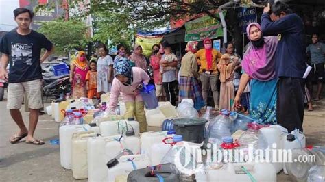 Distribusi Minyak Goreng Curah Di Pasar Dungus Madiun Diserbu Pedagang