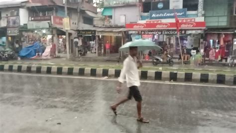 Weather Rain ঝালং মালবাজারে বৃষ্টি এল ঝেঁপেকলকাতা বাঁকুড়া সূর্য আজও