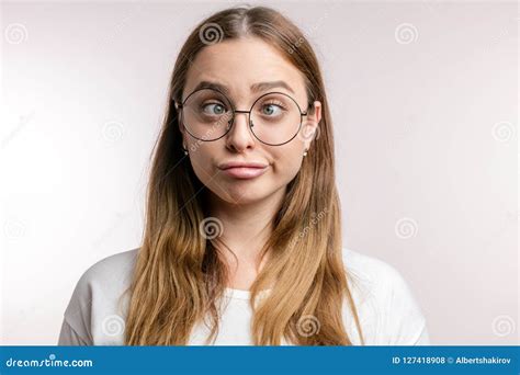 La Fille Attirante Blonde Fait La Grimace Femme En Verres Ronds Croisant Des Yeux Photo Stock