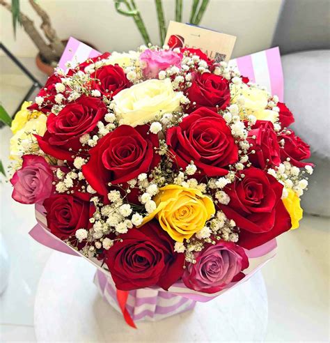 BEAUTIFUL MIXED ROSES AND MILLION STARS – Mixed Roses & Million Stars - | Regal Flowers