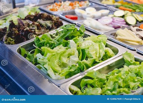 Saladebar Met Groenten In Het Restaurant Gezond Voedsel Stock