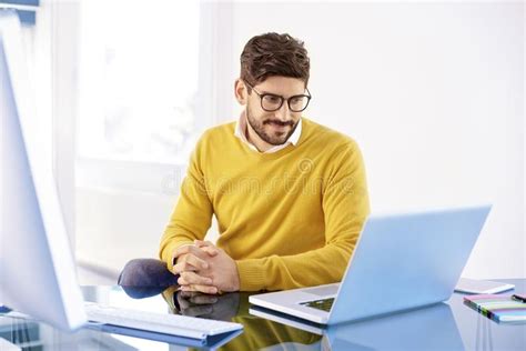 Hombre De Negocios Joven Que Usa El Cuaderno En La Oficina Imagen De