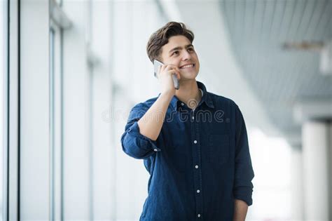 Adolescente Hermoso Que Habla En Un Tel Fono M Vil Al Aire Libre Imagen