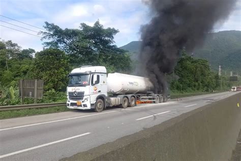 Inc Ndio Na Estrada Carreta Tanque Carregada Combust Veis Pega