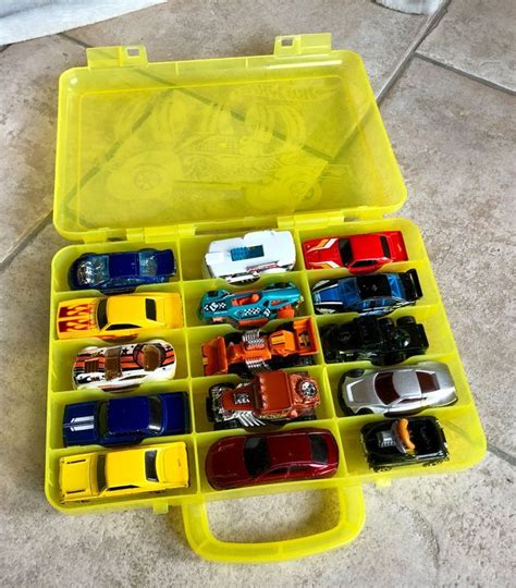 Hot Wheels Stück mit Aufbewahrungsbox Gebraucht in Saas Grund für