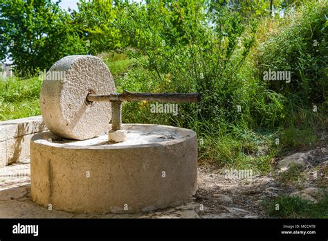 Жернова для мельницы из камня (58 фото)