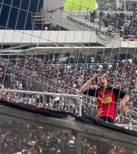 Torcedor do Colo Colo faz gesto racista em direção à torcida do