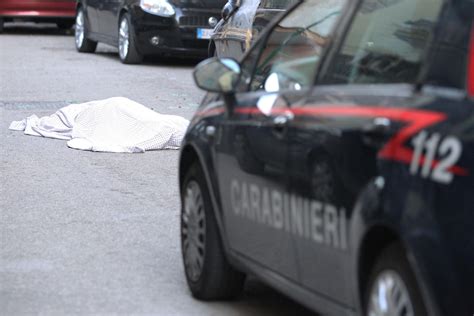 Napoli Due Morti A Secondigliano Agguato Di Camorra