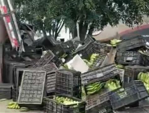 Carreta Que Transportava Bananas Tomba Na Br Entre Abadi Nia E