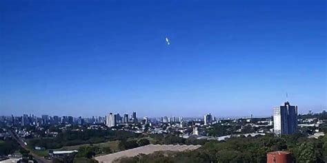 IMPRESSIONANTE Meteoro cruza o céu de cidade brasileira em plena luz