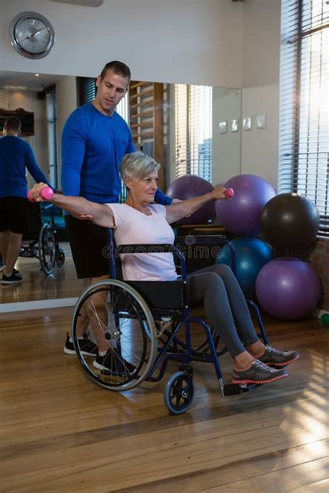 Physiotherapist Pomaga Starszej Kobiety Na W Zku Inwalidzkim Z