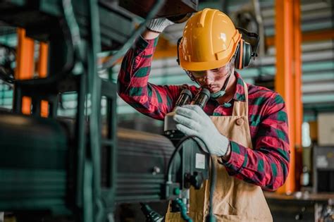 Los Trabajadores Masculinos Asiáticos Controlan El Funcionamiento De La