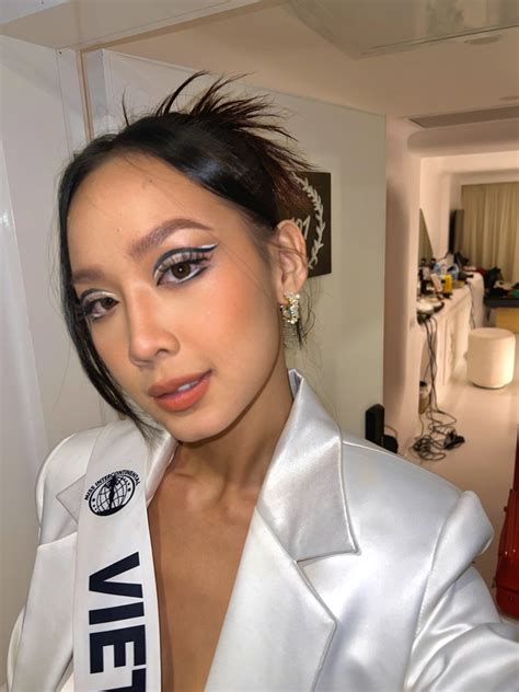 Á hậu Bảo Ngọc khoe sắc vóc quyến rũ với bikini bên bể bơi