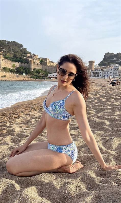 9 Hot Sexy Munda Bikini Pics