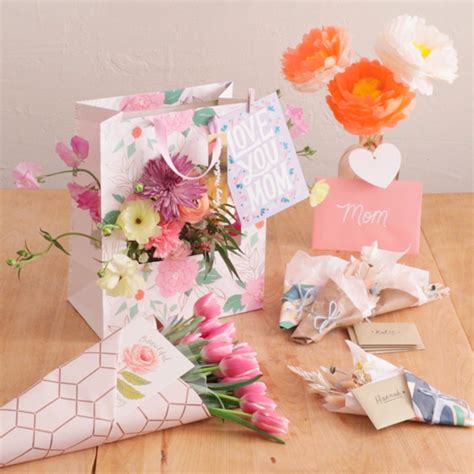 How to Wrap a Flower Bouquet | Hallmark Ideas & Inspiration