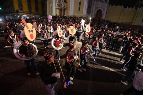 Más De 15 Mil Personas Iluminan Calles De Xalapa En Desfile Navideño