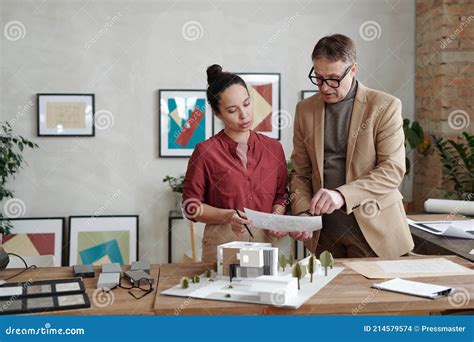 Jeune Femme Architecte Et Sa Collègue Mature Détails Du Croquis Du Nouveau Projet à La Réunion