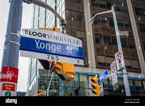 Yonge St Sign Hi Res Stock Photography And Images Alamy