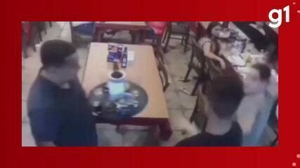 Vídeo Homem dá soco em garçom dentro de pizzaria em MT veja vídeo