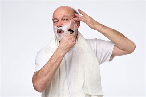 Hombre Mayor Que Afeita Su Barba Foto De Archivo Imagen De Barbilla