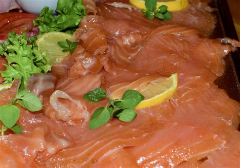 Gebeizter Lachs Und Ger Ucherte Forellen Filetiert Und Angerichtet