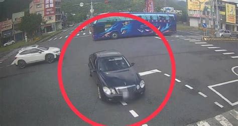 國5頭城交流道賓士逆向衝撞保全運鈔車 真相曝光 警方提供 自由電子報影音頻道