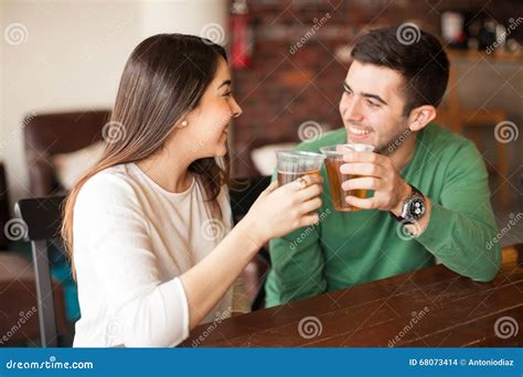 Cerveja Bebendo Dos Pares Em Uma Barra Foto De Stock Imagem De