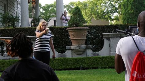 Police search St. Louis mansion of couple who pointed guns at protesters | Fox Business