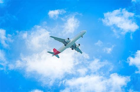 Un Avión Volando En El Cielo Azul Con Nubes Blancas Fondos Volar