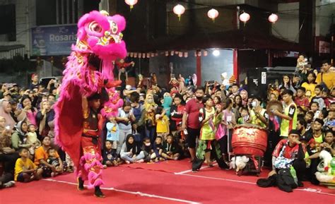 Rayakan Imlek Warga Surabaya Nikmati Pertunjukan Barongsai Di Kya Kya