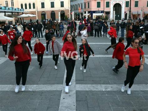 Savona Flash Mob In Piazza Sisto Contro La Violenza Sulle Donne Foto