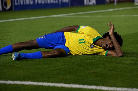 Talles Magno Sente Dores Na Coxa Chora Ao Deixar Jogo Do Brasil E